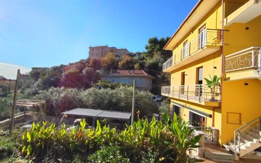 2 APPARTAMENTI IN PALAZZINA SEMINDIPENDENTE CON AMPIO MAGAZZINO E GIARDINO