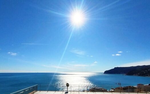 Luminoso Trilocale con Vista Mare Mozzafiato